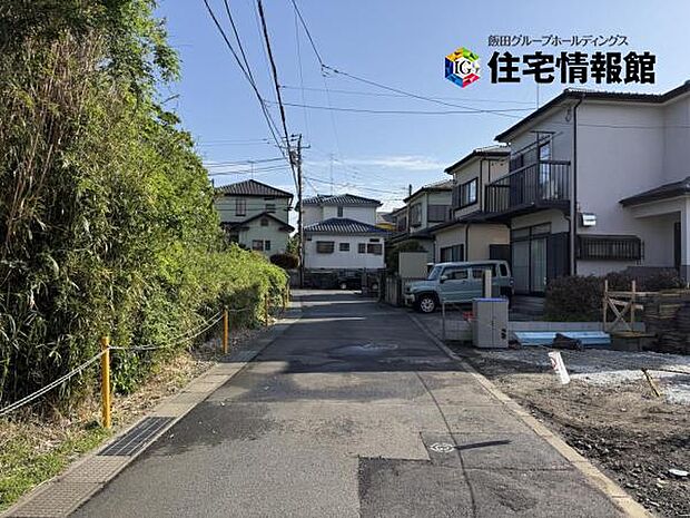 前面道路です。住宅地につき落ち着いた新生活を始められそうです。