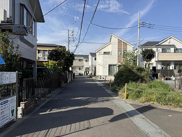 前面道路を含めた現地写真です。ぜひ周辺環境も併せてご覧ください。