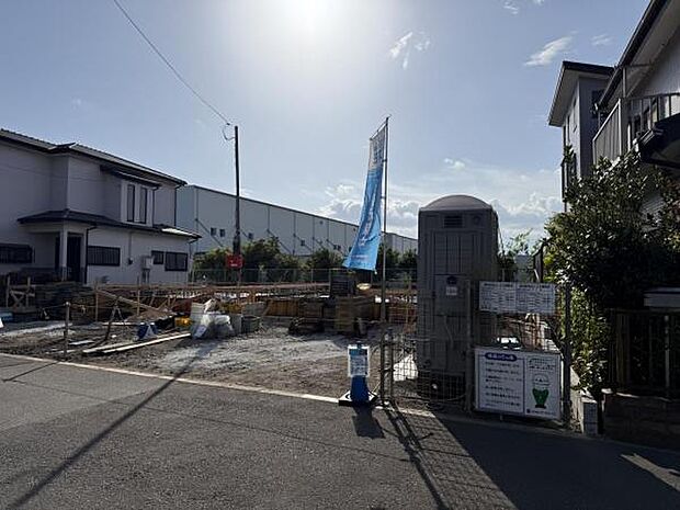前面道路です。住宅地につき落ち着いた新生活を始められそうです。