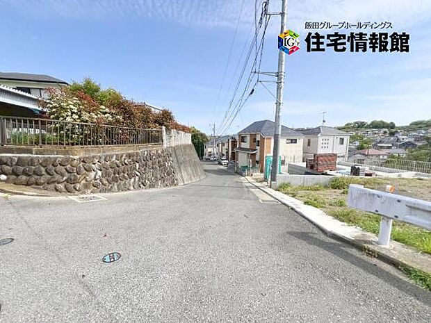 前面道路です。住宅地につき落ち着いた新生活を始められそうです。
