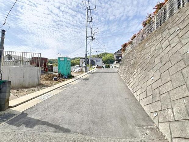前面道路を含めた現地写真です。
