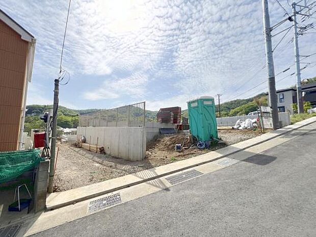 前面道路です。住宅地につき落ち着いた新生活を始められそうです。