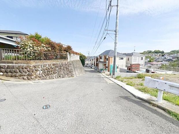 前面道路を含めた現地写真です。ぜひ周辺環境も併せてご覧ください。