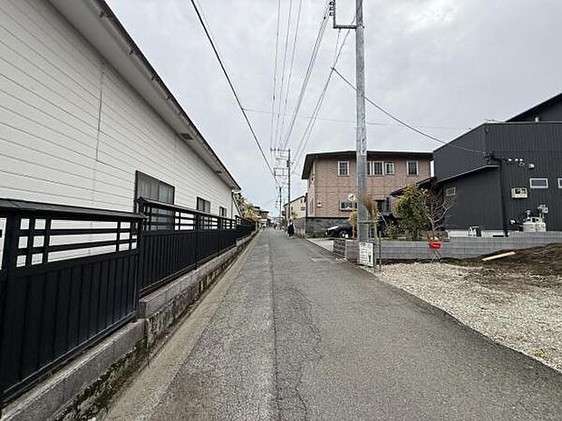 前面道路を含めた現地写真です。
