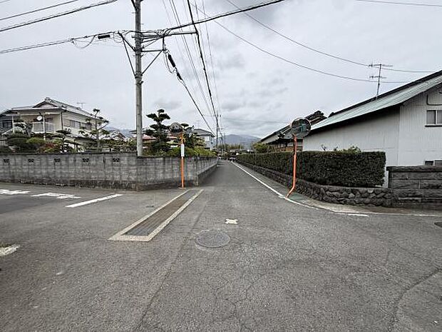 前面道路です。住宅地につき落ち着いた新生活を始められそうです。