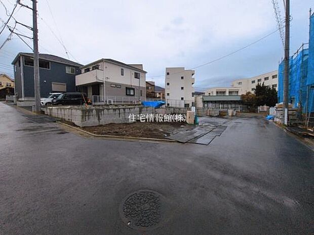 前面道路を含めた現地写真です。