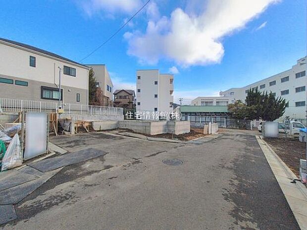 前面道路を含めた現地写真です。