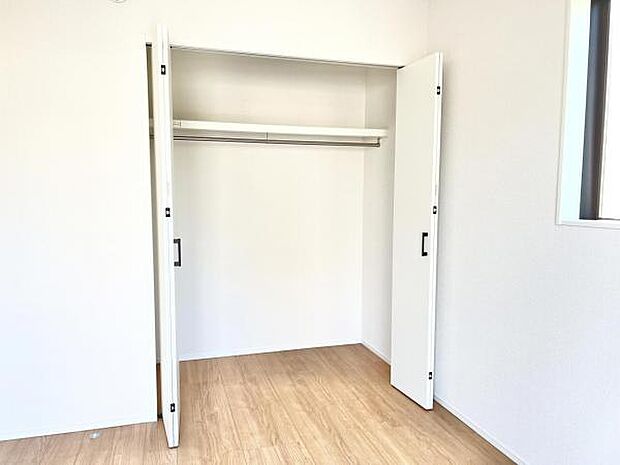 いつでもお部屋をスッキリお使い頂ける収納スペースを設置。