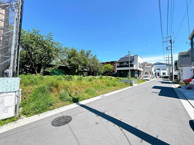前面道路を含めた現地写真です。