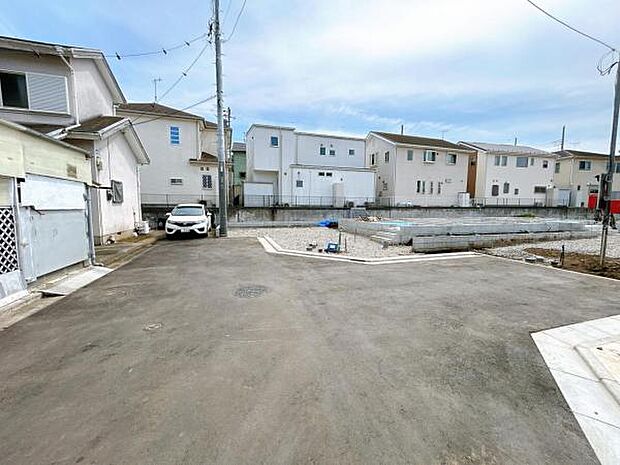前面道路を含めた現地写真です。ぜひ周辺環境も併せてご覧ください。