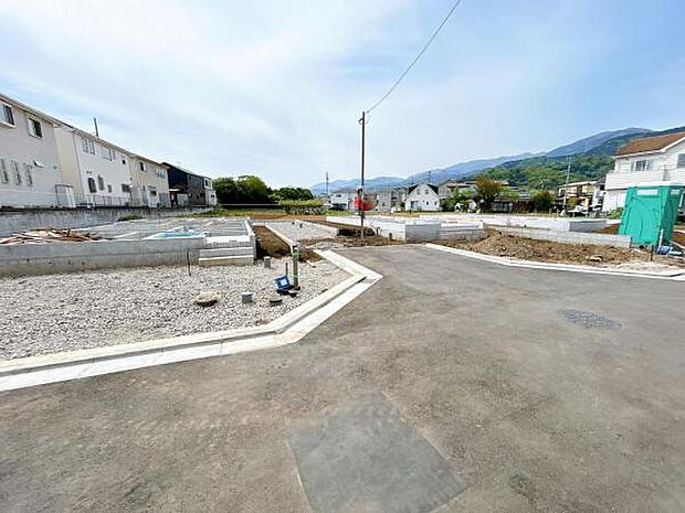 前面道路です。住宅地につき落ち着いた新生活を始められそうです。