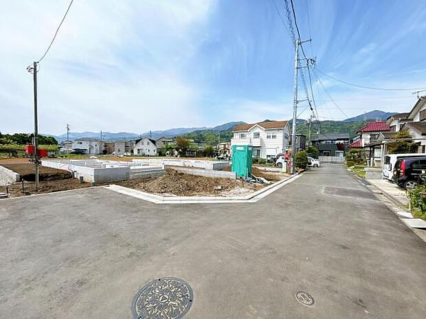 前面道路を含めた現地写真です。ぜひ周辺環境も併せてご覧ください。