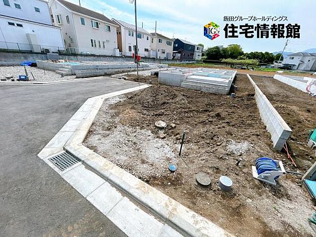 3台駐車可能なので、ご家族で複数台所有する際や来客時に役立ちます。（1台は車種によります）