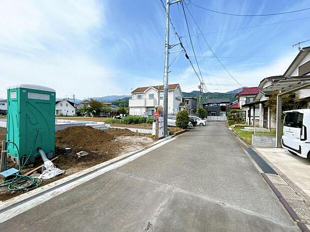 前面道路を含めた現地写真です。