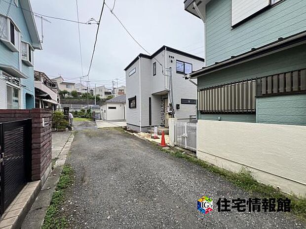 前面道路を含めた現地写真です。ぜひ周辺環境も併せてご覧ください。