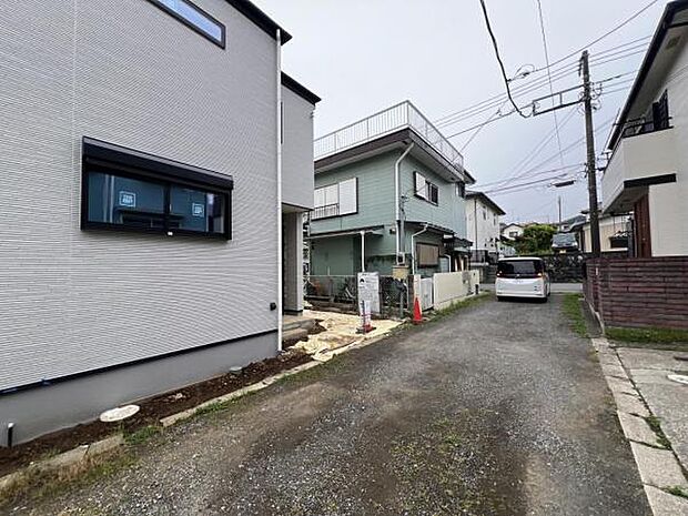 前面道路です。住宅地につき落ち着いた新生活を始められそうです。