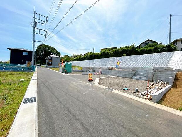 前面道路を含めた現地写真です。