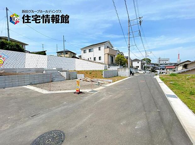 前面道路を含めた現地写真です。ぜひ周辺環境も併せてご覧ください。