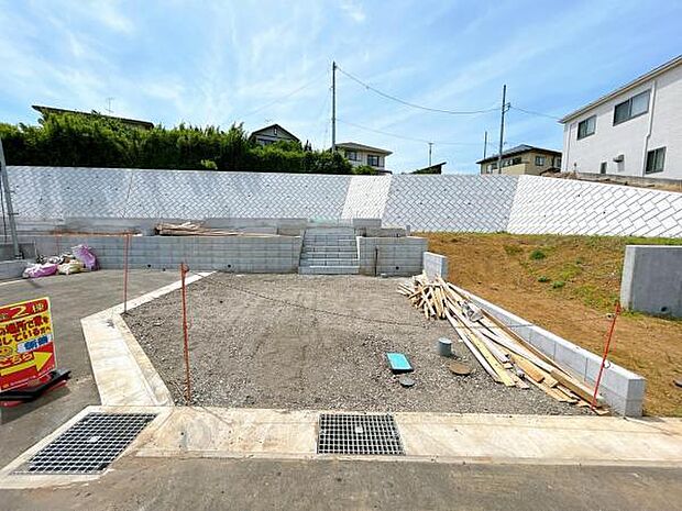 前面道路を含めた現地写真です。