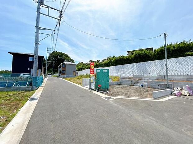 前面道路を含めた現地写真です。