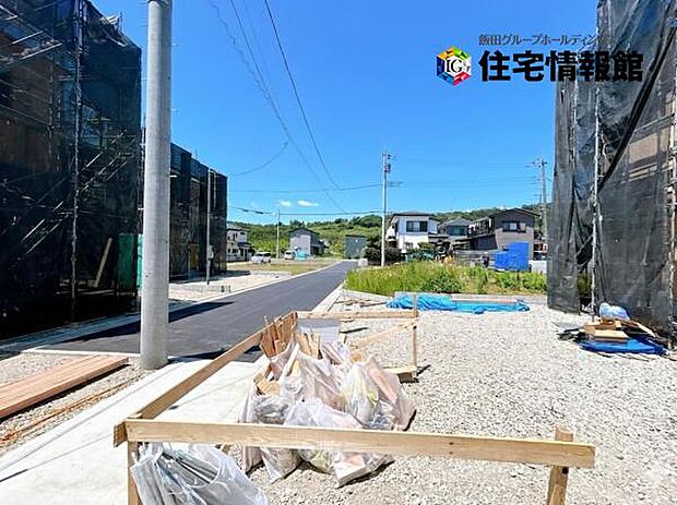 前面道路です。住宅地につき落ち着いた新生活を始められそうです。