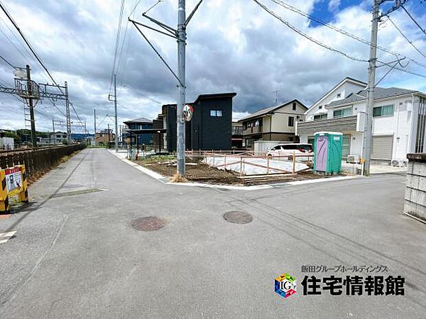 前面道路を含めた現地写真です。ぜひ周辺環境も併せてご覧ください。
