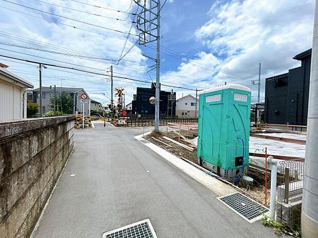 前面道路を含めた現地写真です。