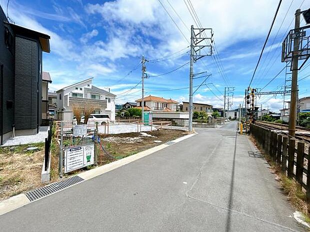 前面道路を含めた現地写真です。