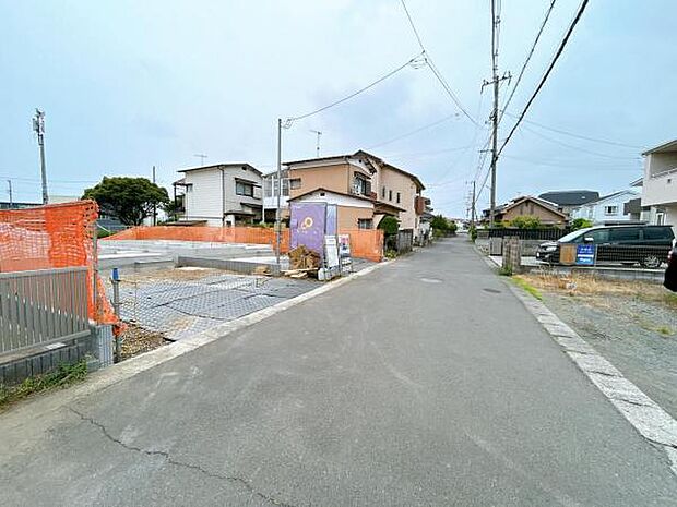 前面道路です。住宅地につき落ち着いた新生活を始められそうです。