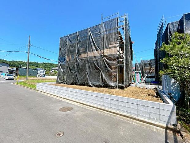 前面道路です。住宅地につき落ち着いた新生活を始められそうです。
