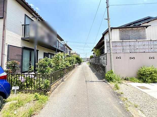前面道路を含めた現地写真です。