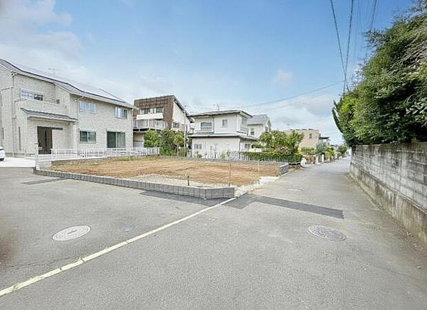 前面道路を含めた現地写真です。ぜひ周辺環境も併せてご覧ください。