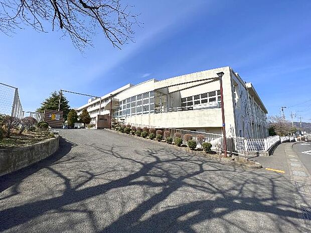 秦野市立大根中学校まで約980m(徒歩13分)