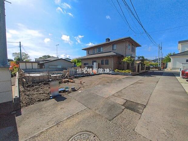 前面道路を含めた現地写真です。
