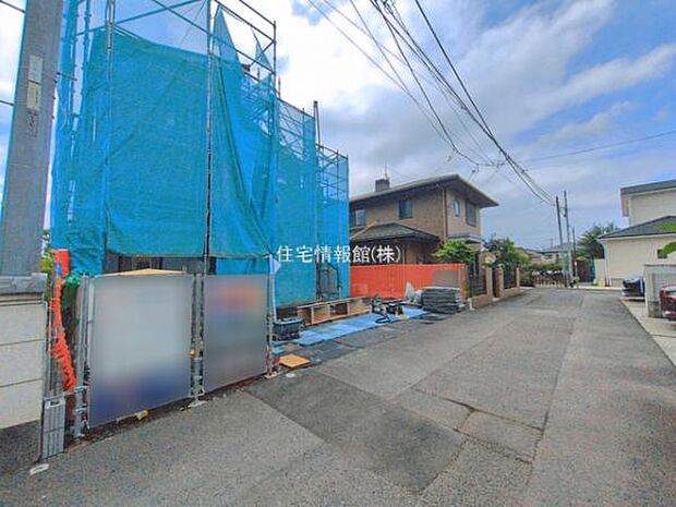 前面道路を含めた現地写真です。