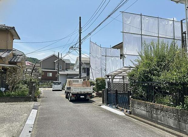 前面道路を含めた現地写真です。ぜひ周辺環境も併せてご覧ください。
