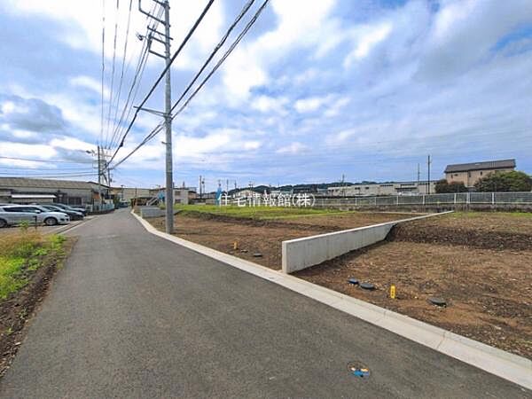 前面道路を含めた現地写真です。