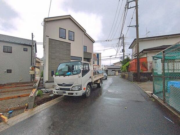 前面道路を含めた現地写真です。