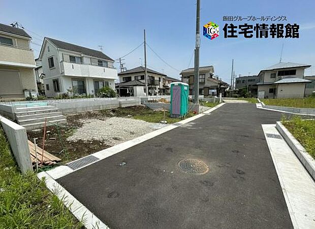 前面道路を含めた現地写真です。ぜひ周辺環境も併せてご覧ください。