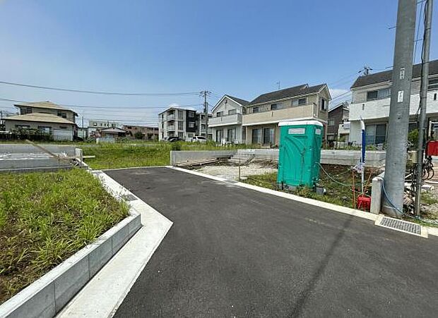 前面道路です。住宅地につき落ち着いた新生活を始められそうです。