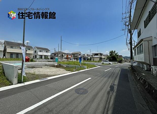 前面道路を含めた現地写真です。ぜひ周辺環境も併せてご覧ください。