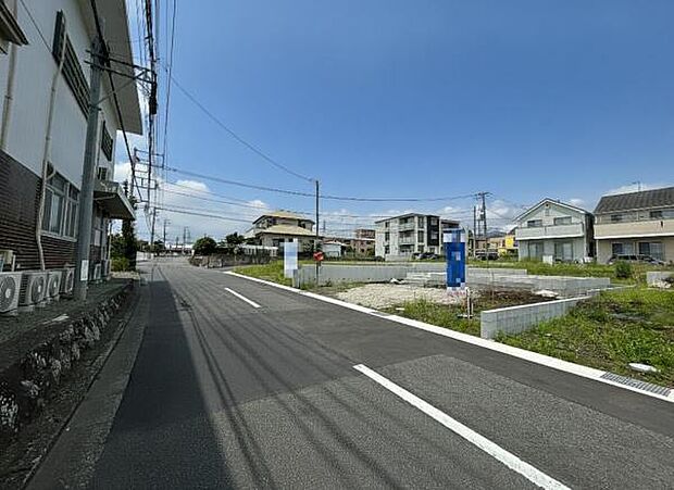 前面道路を含めた現地写真です。