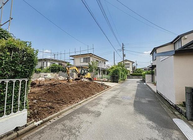 前面道路です。住宅地につき落ち着いた新生活を始められそうです。