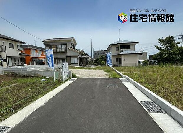 前面道路を含めた現地写真です。ぜひ周辺環境も併せてご覧ください。