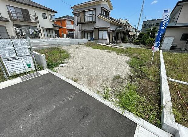 前面道路です。住宅地につき落ち着いた新生活を始められそうです。