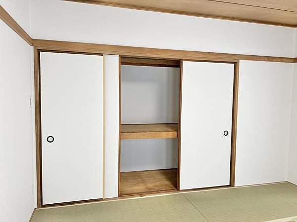 中の物を確認しやすく、取り出しやすい収納スペース。お部屋を広々とお使いいただけます。