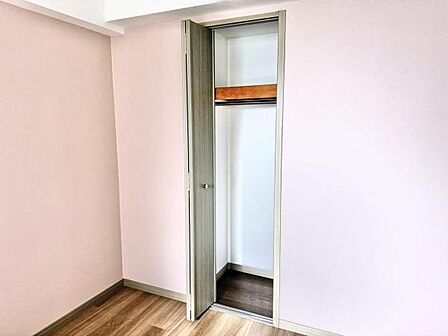 いつでもお部屋をスッキリお使い頂ける収納スペースを設置。