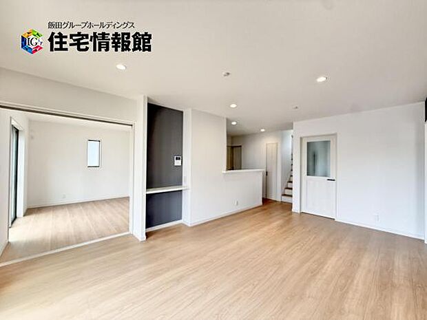 カウンターキッチン越しに会話も楽しめるダイニングキッチン。
