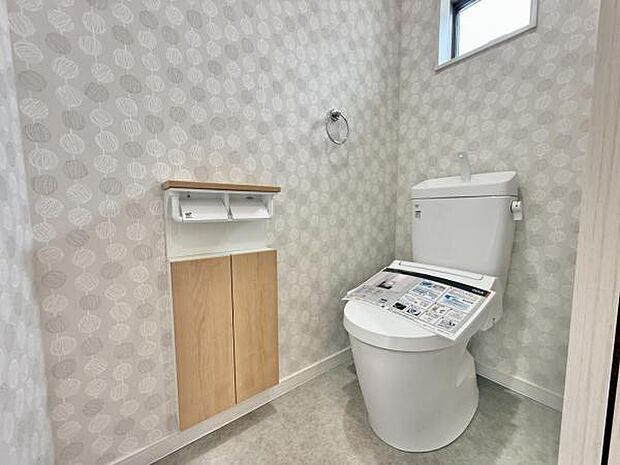 シャワー洗浄機能付のトイレは、清潔感が印象的な空間ですね。