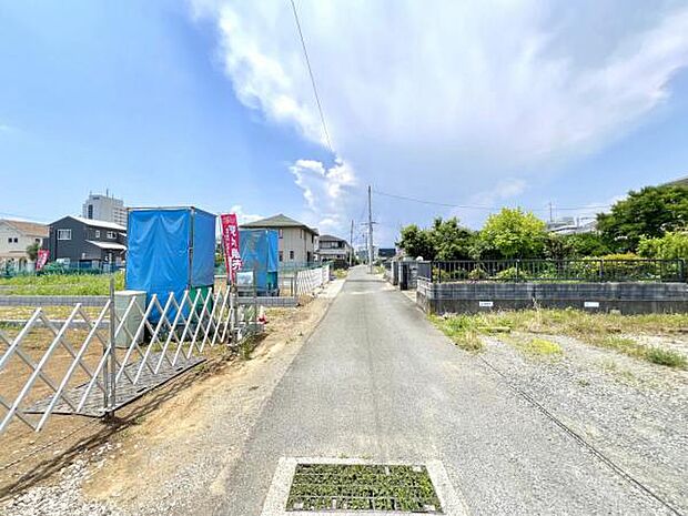前面道路です。住宅地につき落ち着いた新生活を始められそうです。